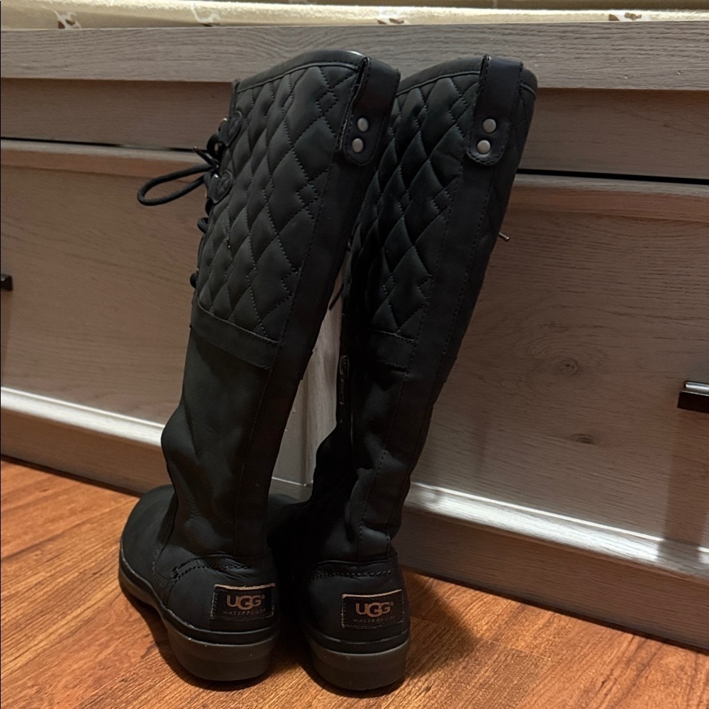 UGG Women’s Black Quilted Lace-Up Boots Sz 7 - Picture 3 of 10